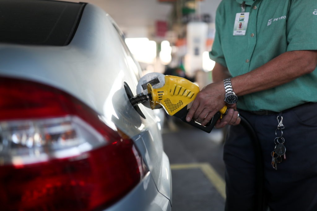 Governo pede à diretoria da Petrobras que adie reajuste de gasolina e diesel