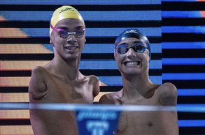 Primos Tiago e Samuka sobem juntos ao pódio no Mundial de natação(Alê Cabral/CPB)