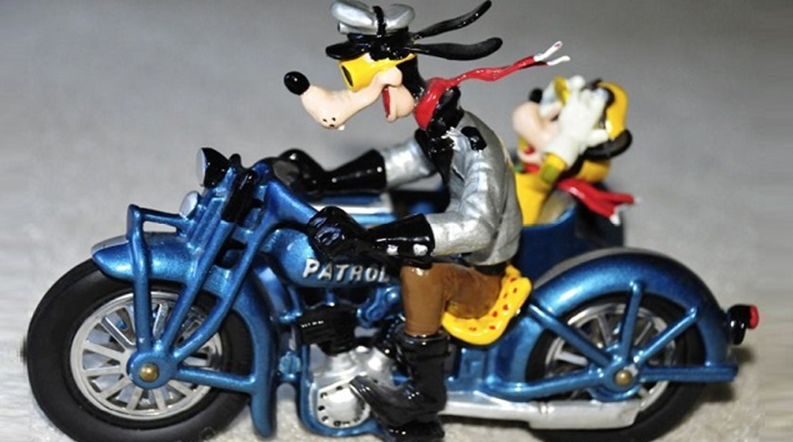 Internautas detonam motociata de Bolsonaro e #MamatanaDisney explode na web