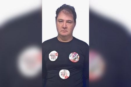 André Luiz Stefano estava disfarçado no ato de Lula com adesivos na roupa