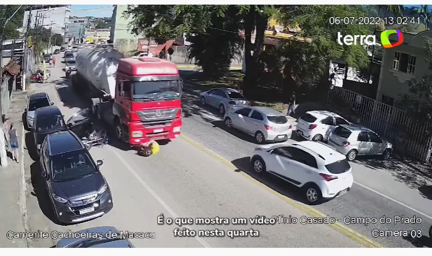 Vídeo: homem é jogado embaixo de caminhão e escapa vivo no RJ