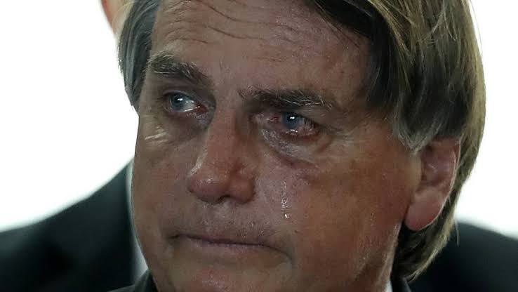 Bolsonaro avalia abandonar país durante posse de Lula