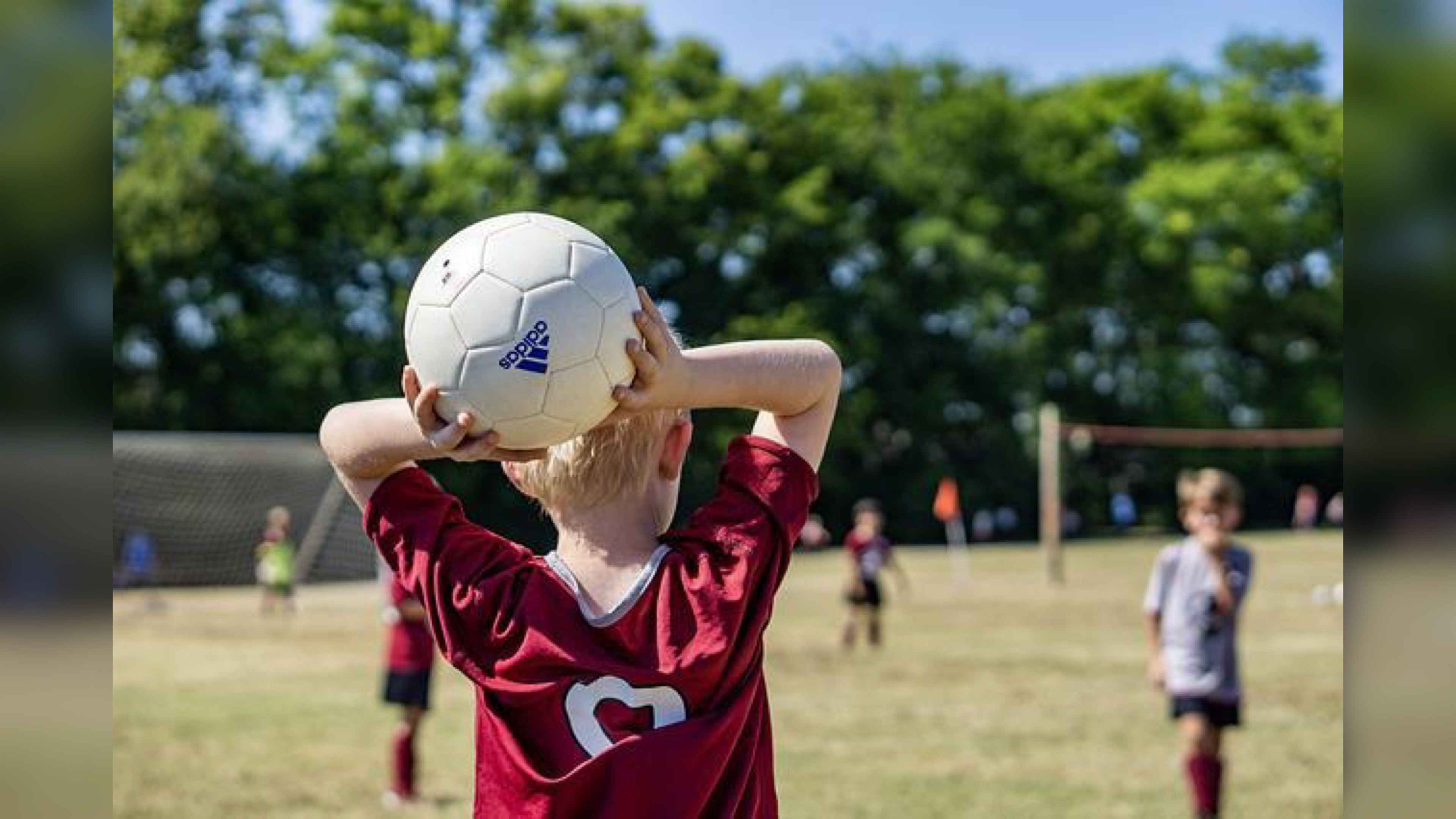 Crianças inglesas estão proibidas de cabecear no futebol. Entenda