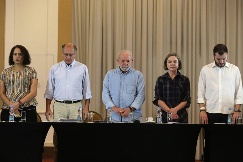 Intengrantes da frente que apoia Lula à Presidência fazem homenagem a petista assassinado em Foz do Iguaçu