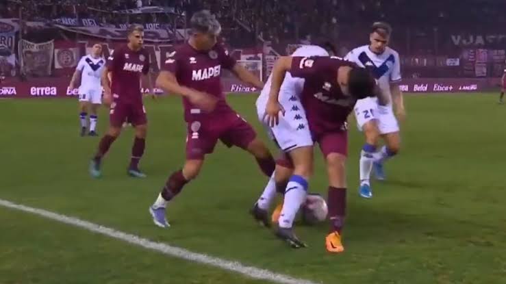 Vídeo- Mão nas partes íntimas e expulsão: veja o lance no Campeonato Argentino que causou polêmica