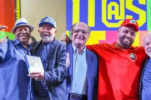 Lula com Noca da Portela e Lula e Alckmin com o carnavalesco Leandro Vieira(Ricardo Stuckert)