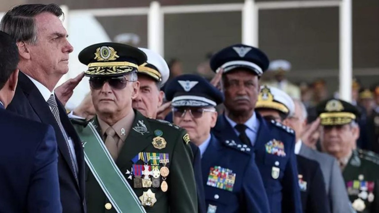 Bolsonaro nomeia 14 militares e 13 embaixadores para novos cargos