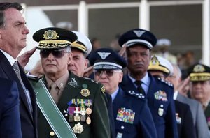 Militares ao lado do presidente Jair Bolsonaro(Marcos Corrêa)