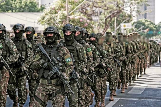 Bolsonaro ataca STF, defende armas e convoca para 7 de setembro com Forças Armadas