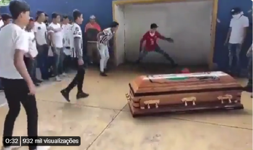 Mesmo morto, Alexander marca gol e amigos comemoram
