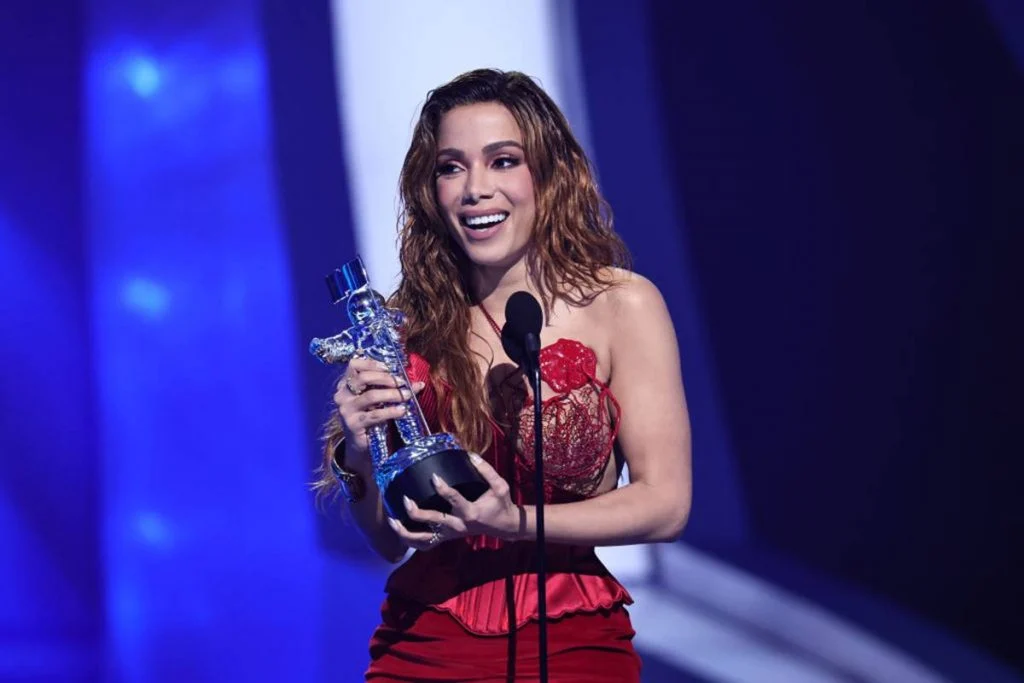 Anitta vence VMA e se torna primeira brasileira a conquistar o prêmio