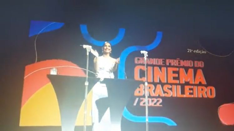 Vídeo: Camila Pitanga pede “Lula de novo” em premiação de cinema