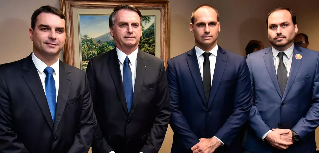 Família Bolsonaro comprou 51 imóveis, avaliados em R$ 26 milhões, pagando em dinheiro vivo