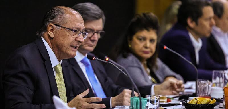 O Brasil "andou de ré" com Bolsonaro, diz Alckmin em encontro com empresários