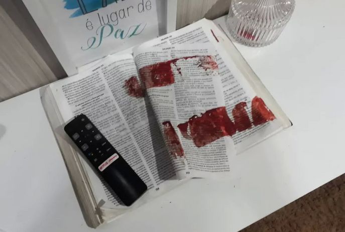 Homem mata esposa e limpa faca em Bíblia