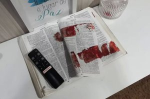 Homem mata esposa e limpa faca em Bíblia(Reprodução)
