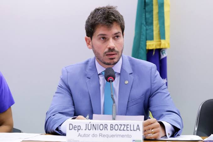 Júnior  Bozzella