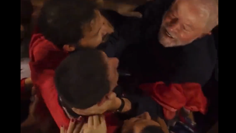 Vídeo: Lula desce do palanque para beijar menino cadeirante em Belo Horizonte