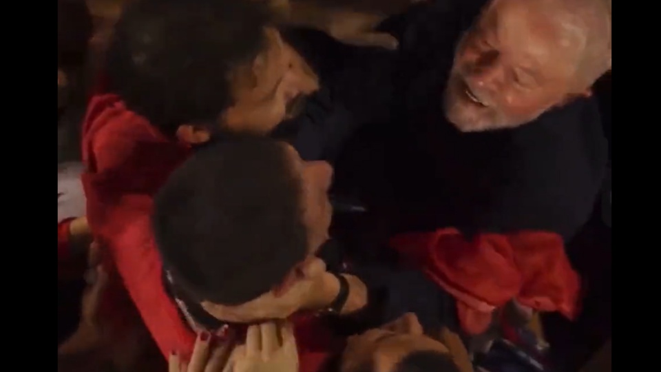 Lula desce do palanque em BH