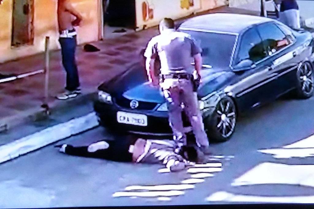 Policial pisa no pescoço de mulher negra durante abordagem