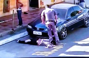 Policial pisa no pescoço de mulher negra durante abordagem(Reprodução/DCM)
