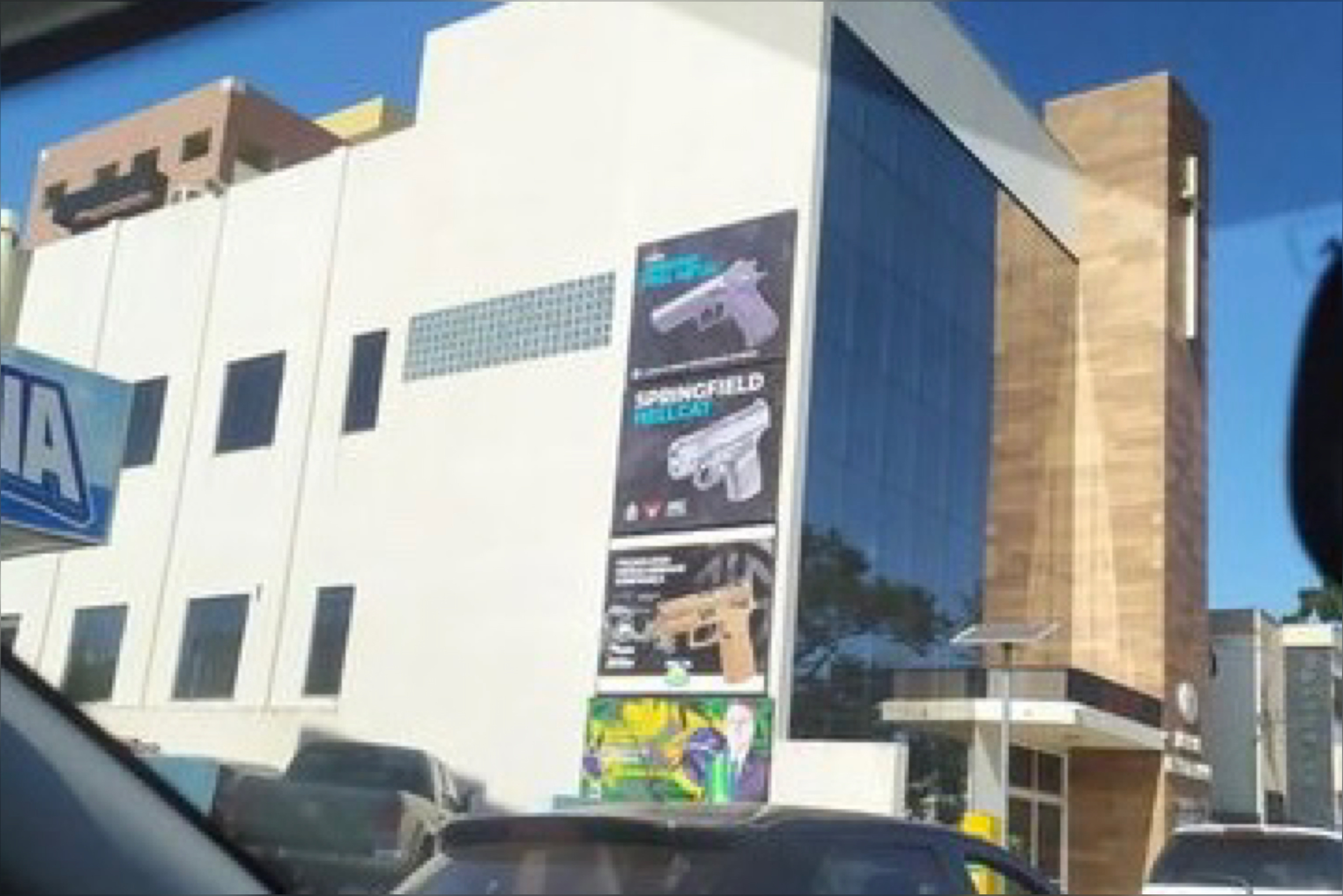 Muro de igreja evangélica vira outdoor para propaganda ilegal de armas e de Bolsonaro