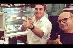 Queiroz e Flávio Bolsonaro(Reprodução/Instagram)