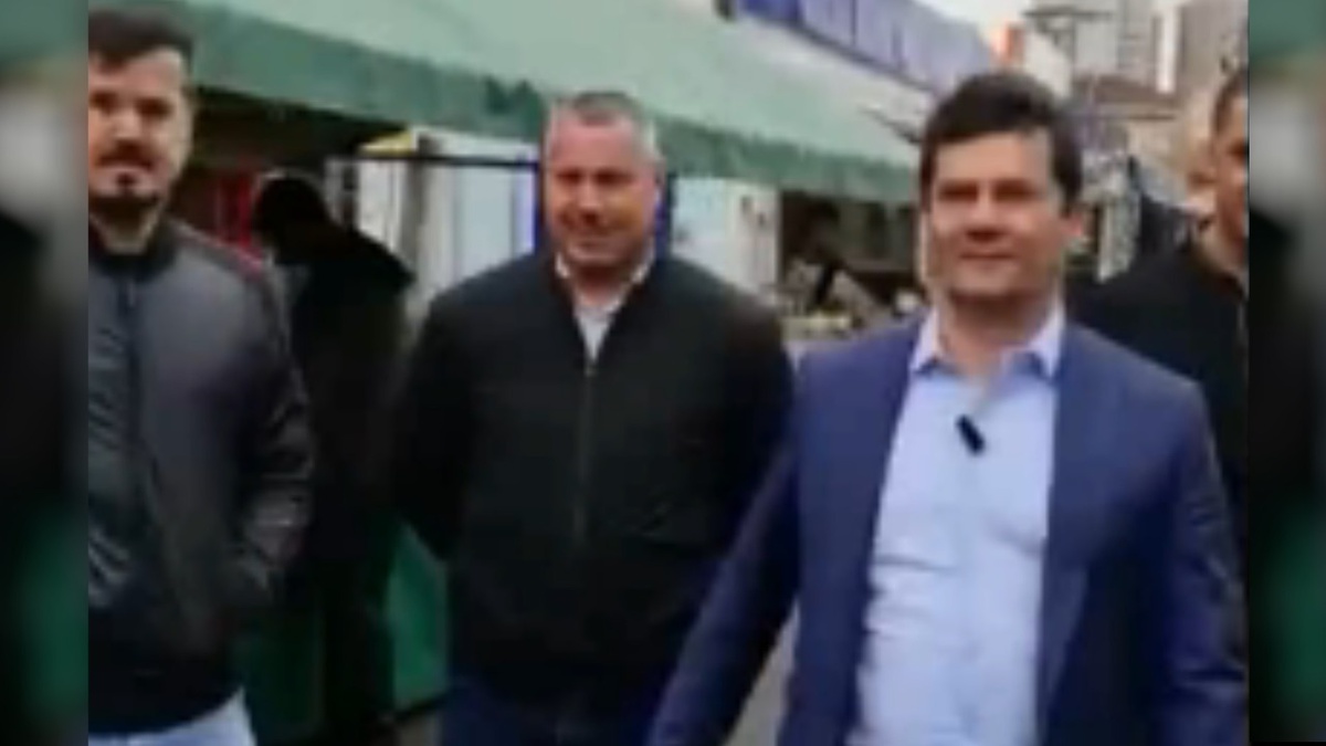 Sergio Moro caminha por feira em Curitiba enquanto é escrachado