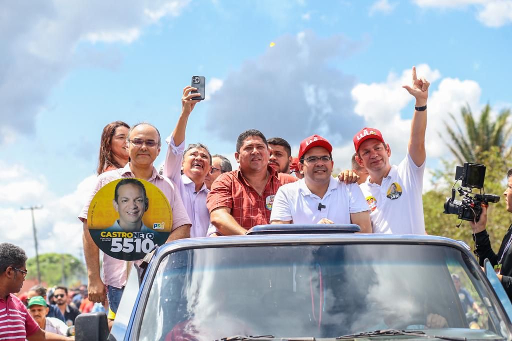 Rafael e Wellington reúnem centenas de automóveis durante carreata em Madeiro