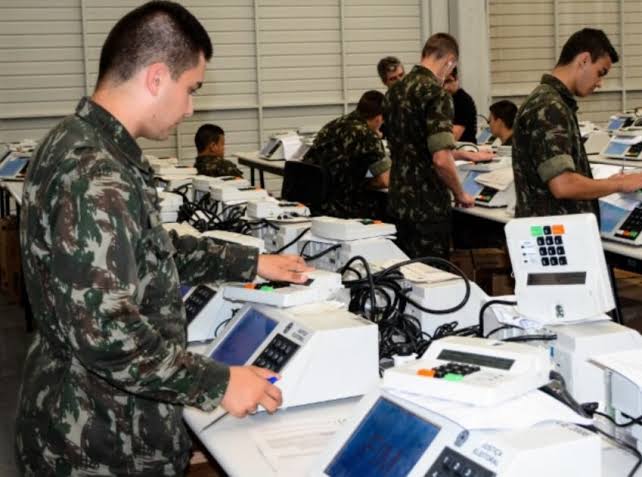 Bolsonaro diz que proposta dos militares é filmar votação de eleitores