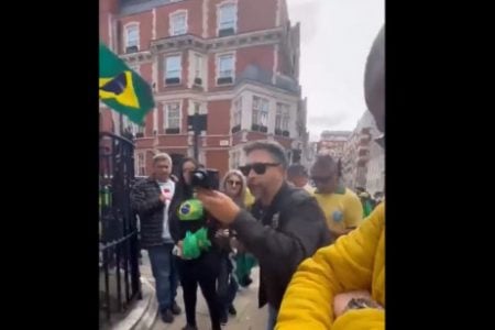 Vídeo: Bolsonaristas atacam equipe da BBC em Londres
