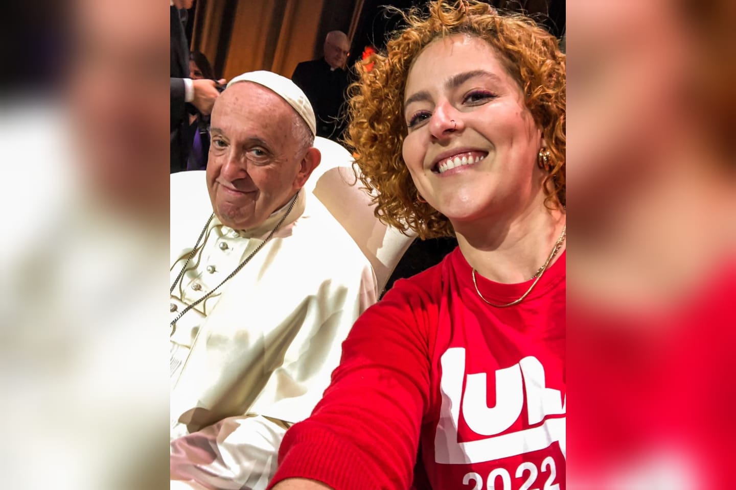 Papa Francisco sorri e tira 'selfie' com Carina Vitral após vê-la com camisa do Lula