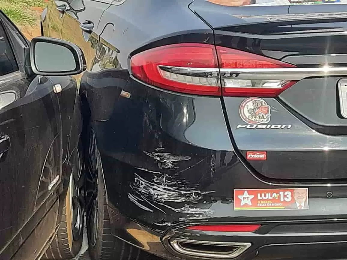 Carro do presidente do PT de Ilha Solteira (SP), Alessandro Rodrigues, atingido por veículo de bolsonarista em atentado