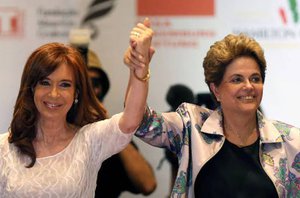 Cristina Kirchner e Dilma Rousseff em evento em São Paulo(Reprodução/El pais)