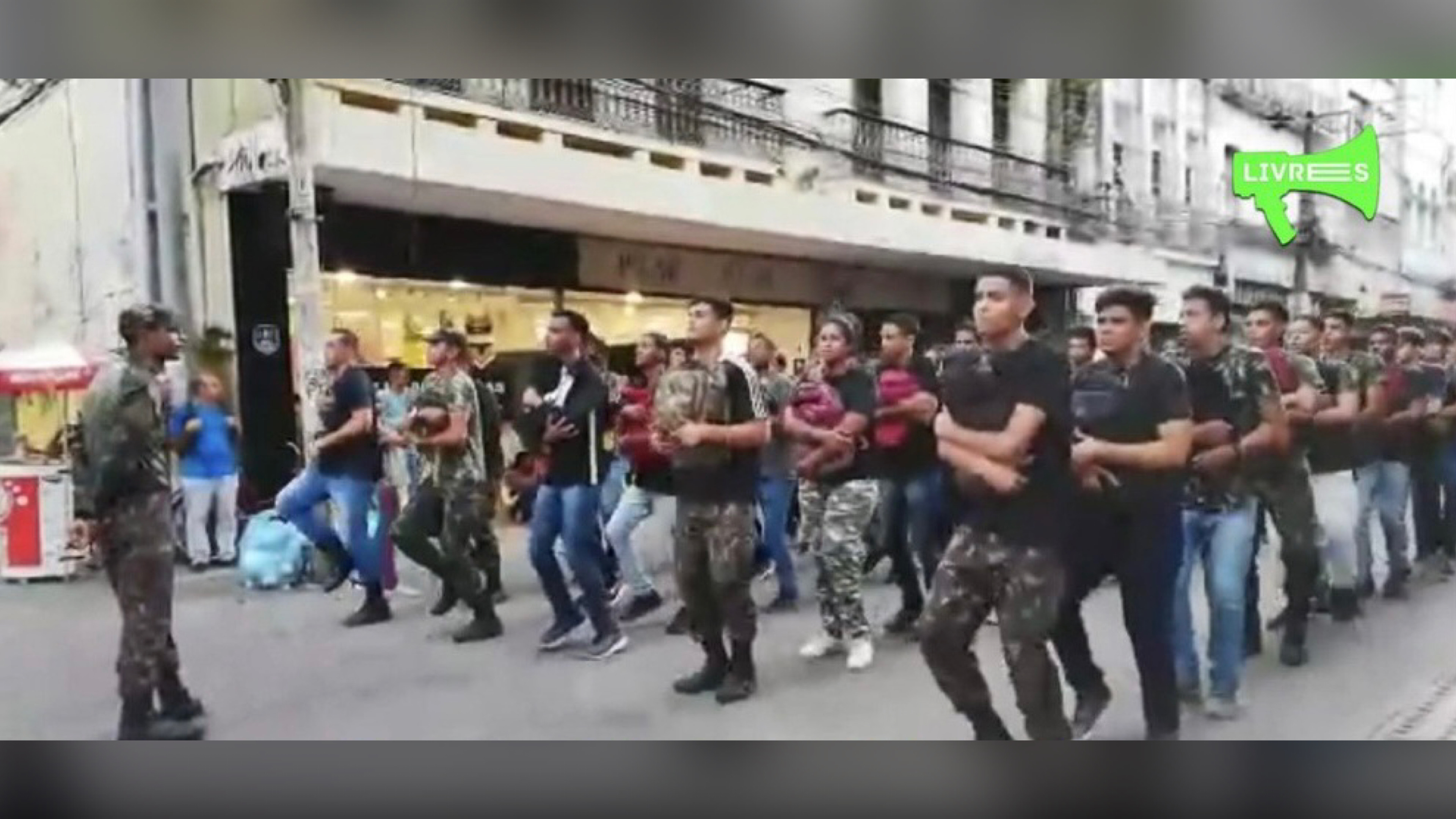 Vídeo: Curso pré-militar ensina crianças e adolescentes a matar e torturar