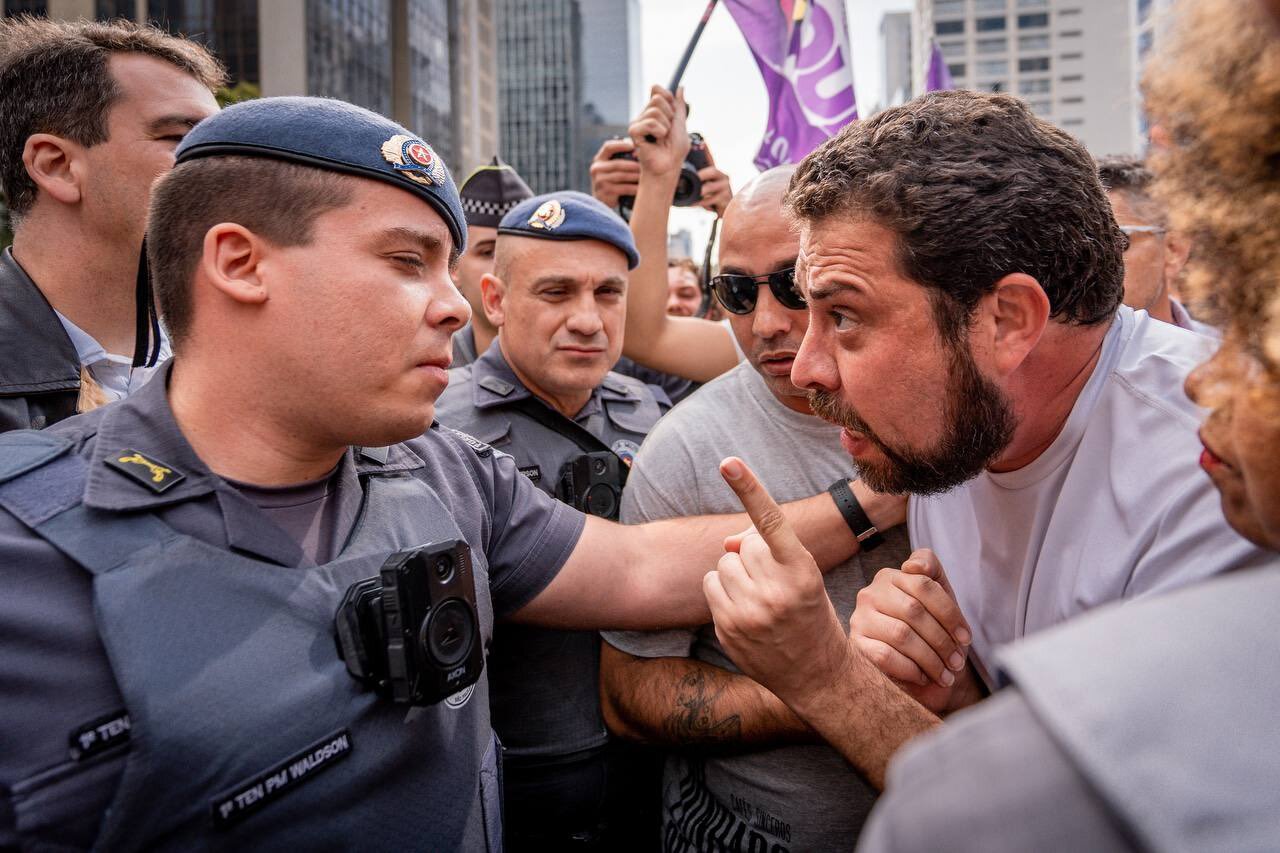 PMs bolsonaristas tentam prender Boulos ilegalmente em armação do MBL