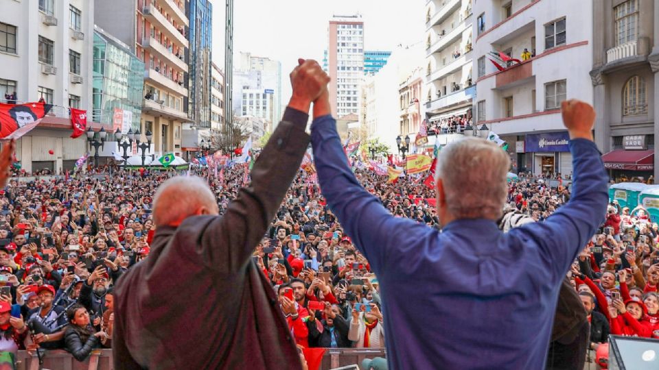 Multidão acompanha Lula em Curitiba