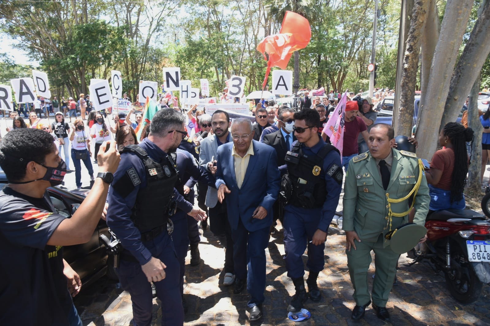 Vídeo: Dr. Pessoa xinga professores em manifestação