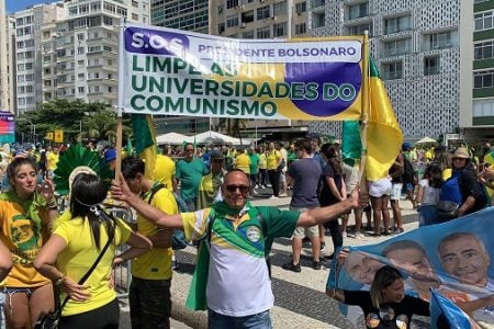 Manifestantes em Copacabana em ato pró-Bolsonaro