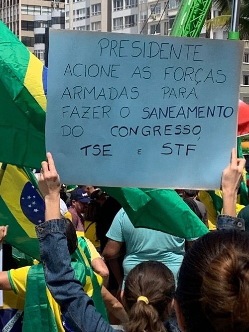 Manifestantes em Copacabana