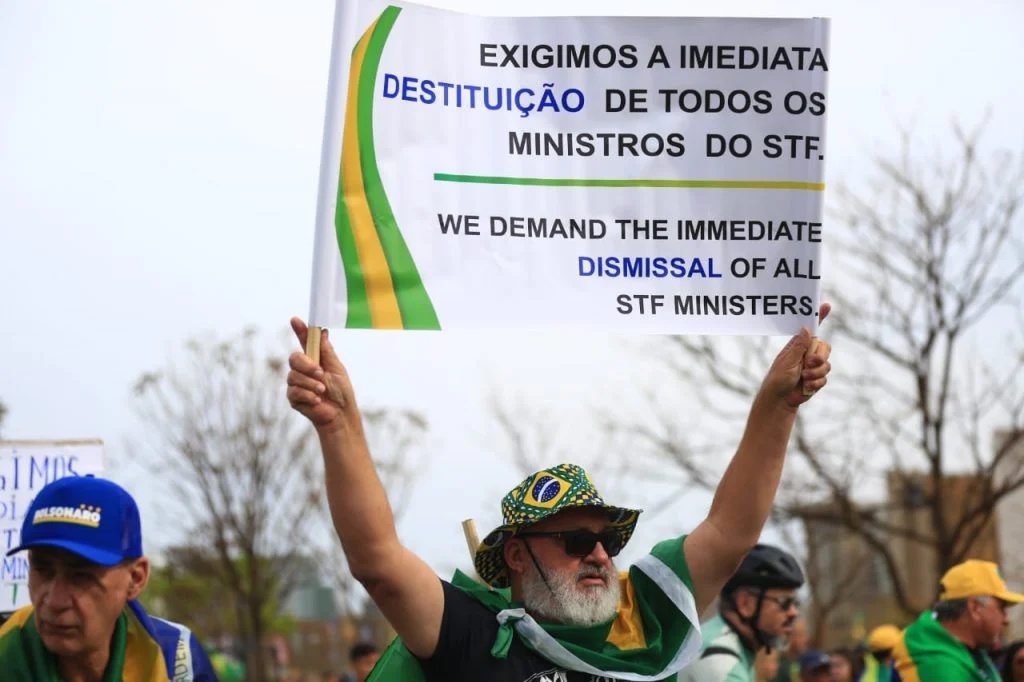 Manifestantes pedem intervenção no STF e impeachment de ministros