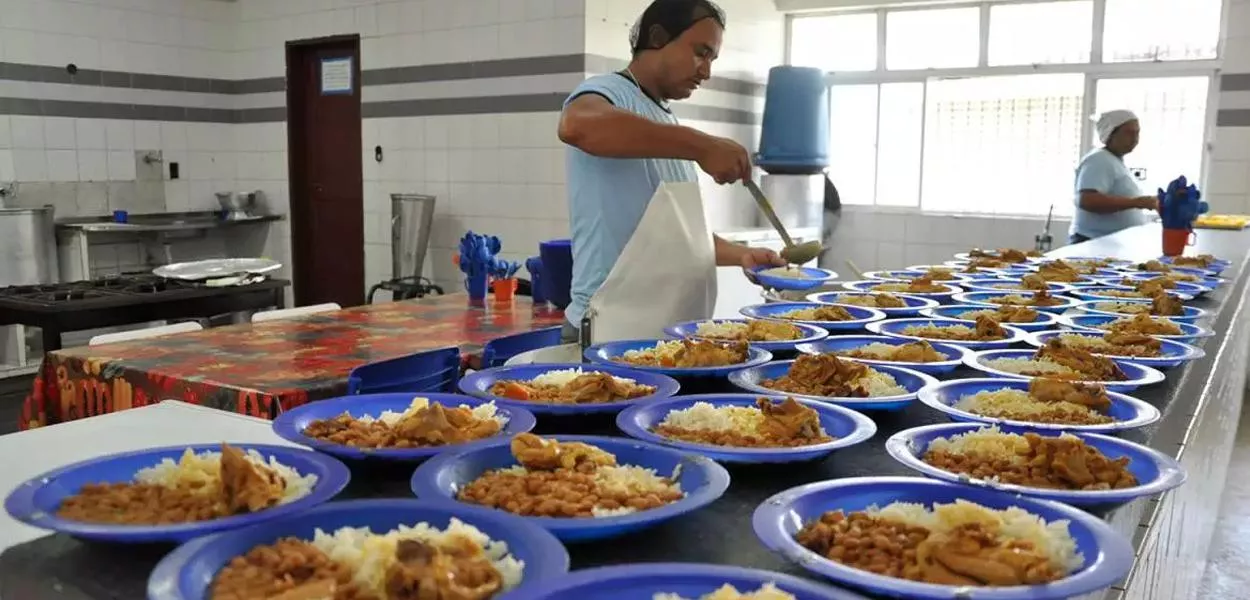 Bolsonaro não reajusta valor da merenda e crianças são obrigadas a dividir ovo nas escolas