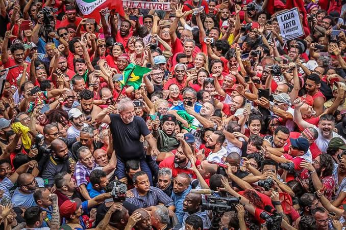 Multidão em apoio a Lula