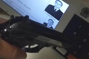 Nas eleições de 2018, eleitores de Bolsonaro usaram arma ao votar no candidato(Reprodução)