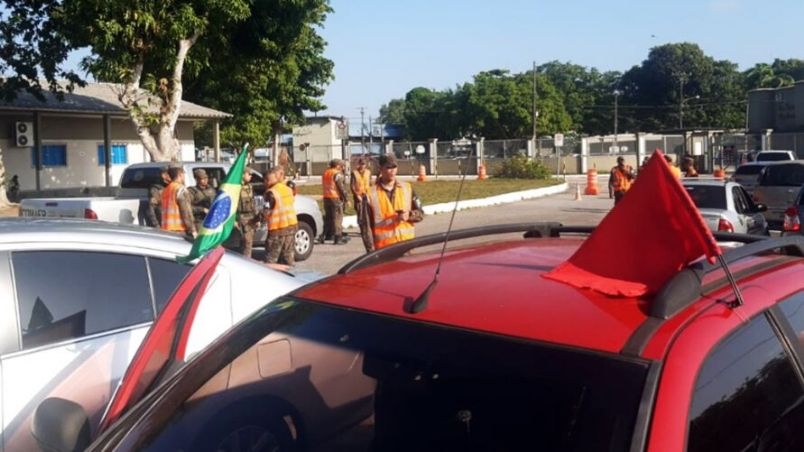 Vídeo: professor recebe voz de prisão após estacionar carro com bandeira do PT em colégio militar