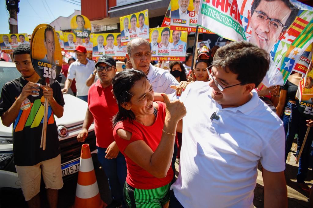 Rafael Fonteles em caminhada no bairro Mocambinho