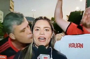 Torcedor do Flamengo assedia jornalista(Reprodução)