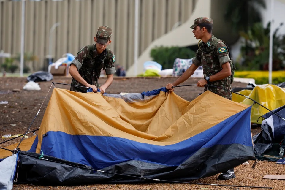 Acampamentos bolsonaristas são desmontados
