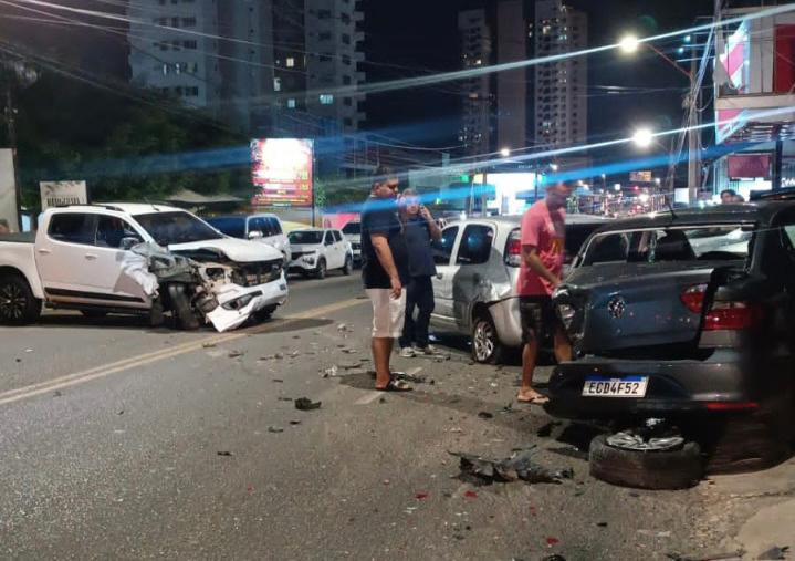 Vídeo: motorista colide com 4 carros na Avenida Homero em Teresina