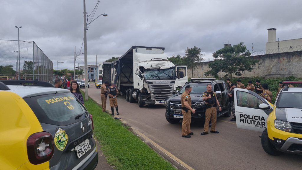 VÍDEOS: Caminhão desgovernado atinge cerca de 50 veículos e deixa rastro de destruição no PR